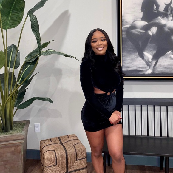 black long sleeve velvet dress - Picture 3 of 3